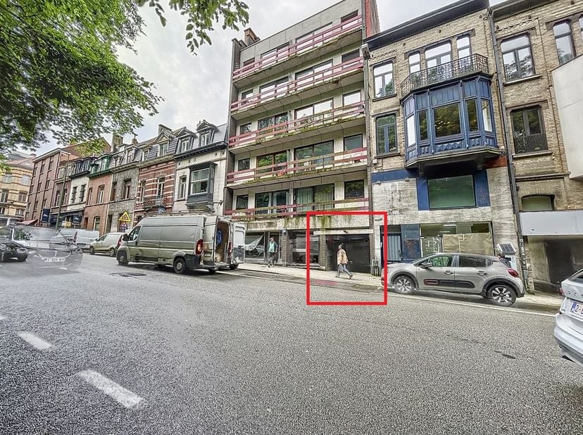 Fantastisch gelegen autostaanplaats op de Waterloosesteenweg 802 te Ukkel nabij Terkamerenbos en alle faciliteiten/Winston Churchill. Ruime inrit gara