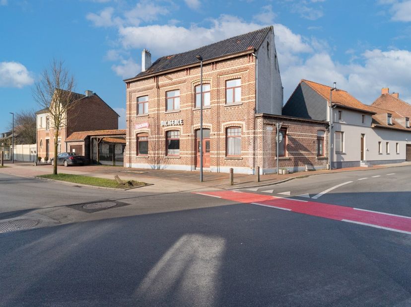 EIGENDOM MET 1001 MOGELIJKHEDEN voor zowel horeca, commerciële functies, toerisme, kantoor, wonen, ... ook een gemengde bestemming van wonen met een f