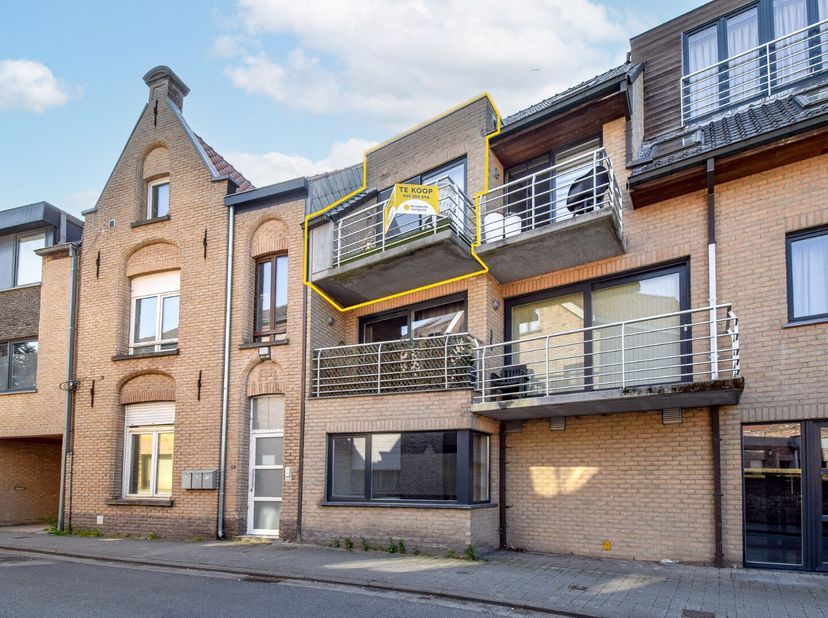 In het hart van Gistel vinden we dit instapklare appartement, ideaal voor wie op zoek is naar comfort en een centrale ligging. Het appartement is rece