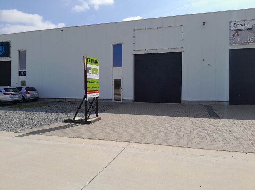 UNIT 02 VAN 200M² + 100M² BUITENRUIMTE (BEREIKBAAR LANGS ACHTERZIJDE) TE LANKLAAR.&lt;br /&gt;
Buitenruimte&lt;br /&gt;
 Groot voordeel is dat achter de unit een