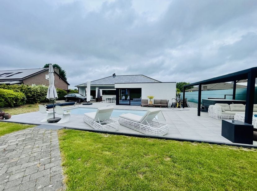 Deze mooi gerenoveerde villa ligt op een mooi perceel van maar liefst 41a 19ca. De woning met 3 slaapkamers is voorzien van alle modern comfort en afg