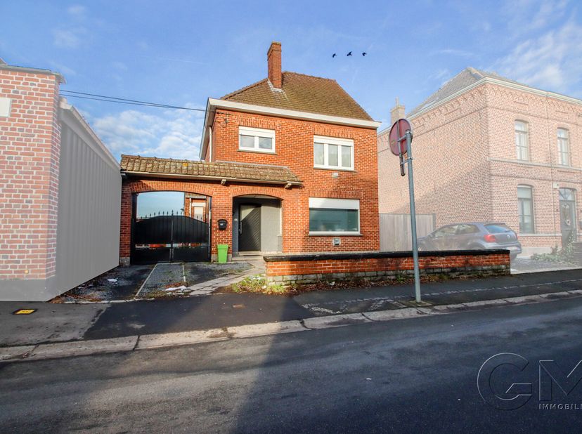 Située à quelques pas de la place du village et de ses commodités (transports en commun, commerces...), maison trois façades implantée sur une parcell