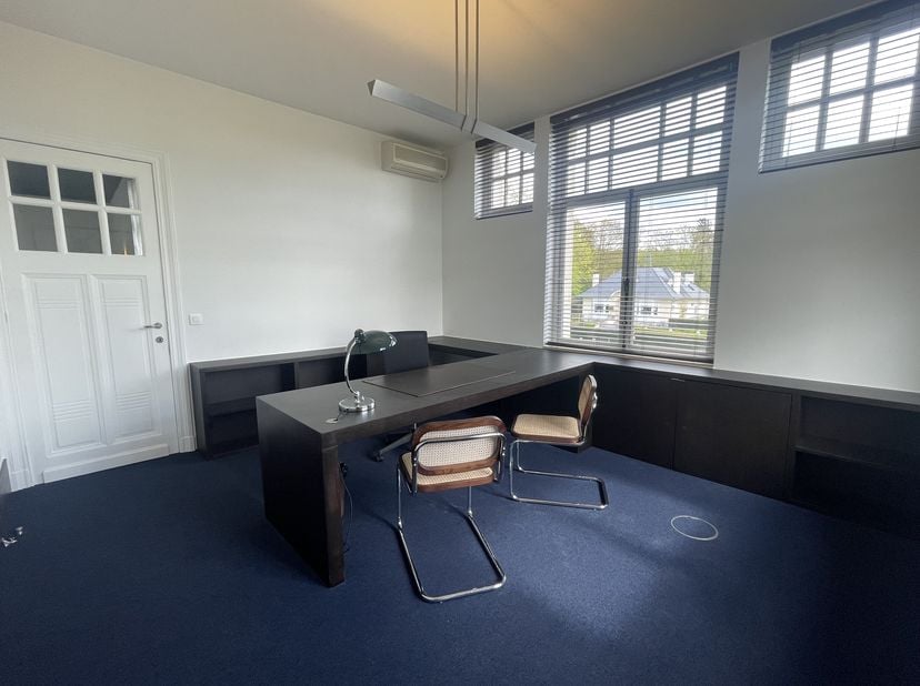 6 bureaux privés entièrement meublés avec salles de réunion communes, disponibles à la location à Deurle. Ces bureaux sont situés au premier étage et