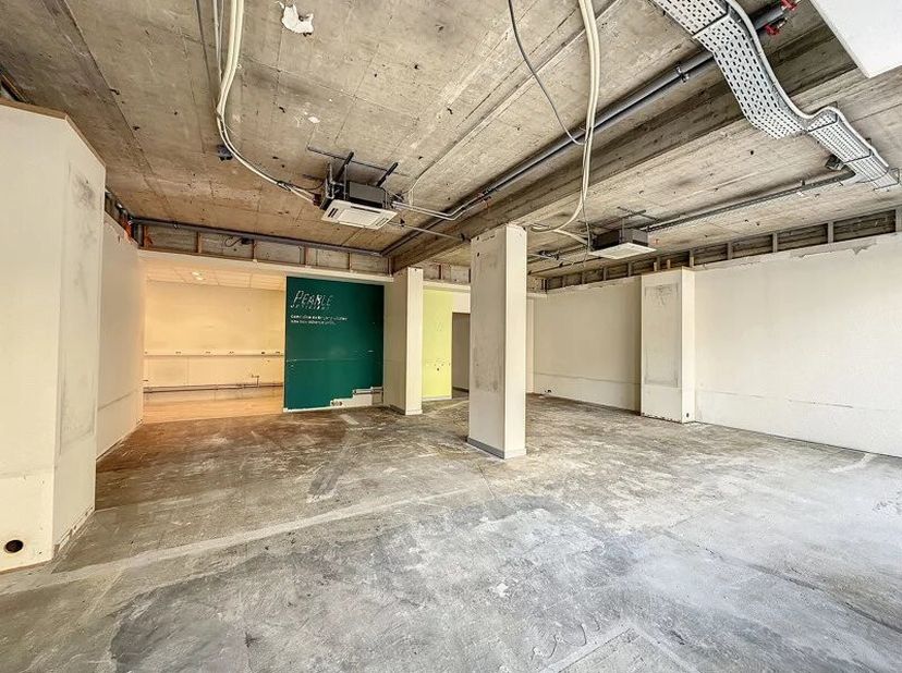 Goed gelegen handelspand met keukentje en toilet met een oppervlakte van 100m².&lt;br /&gt;
Indeling: handelsruimte, bureauruimte, berging, keukentje en toi