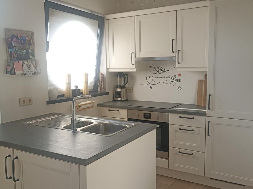 Beschrijving van het appartement: Dit pand bevindt zich op de 4e verdieping (met lift) van een klein gebouw van 4 verdiepingen met slechts 8 apparteme