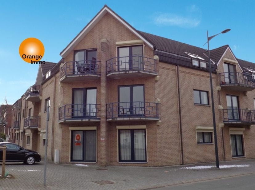 Dit gelijkvloers appartement biedt u een inkomhal met vestiaire, met aansluitend een apart gastentoilet. De leefruimte beschikt over een warme parketv
