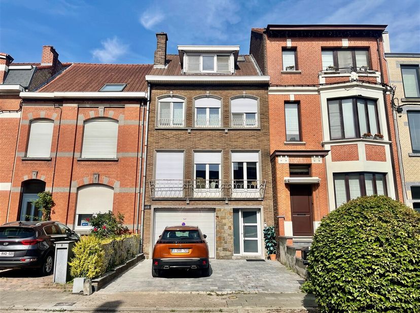 Deze charmante en karaktervolle woning geniet van een uitstekende ligging nabij het bruisende winkelcentrum van Zaventem, het openbaar vervoer, de nat