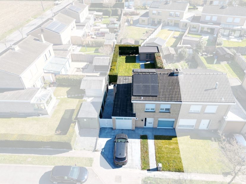 Gelegen in een rustige omgeving doch centrale ligging met scholen, winkelcentra, invalswegen binnen handbereik vindt u deze leuke halfopen bebouwing.