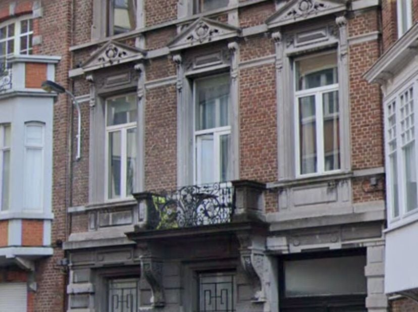 Offre àpd 800.000euro : À deux pas du Jardin Botanique, cette imposante propriété Â hôtel de maître Â, anciennement utilisée comme maison de repos, se