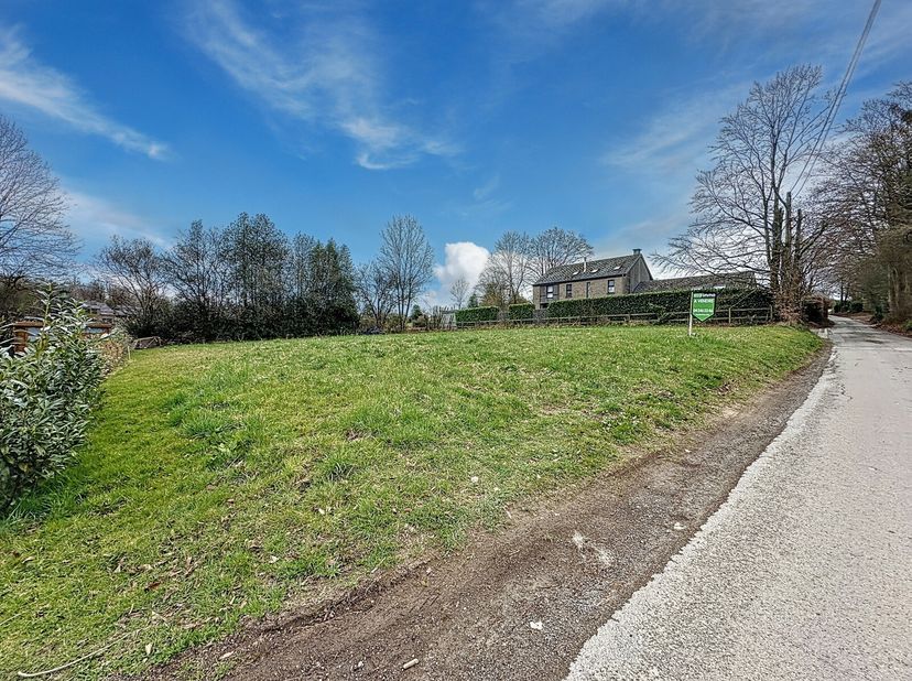 Dans la magnifique commune de Manhay. Terrain à bâtir, libre de constructeur et de construction. D&#039;une superficie de 959 m², légèrement en contre-haut