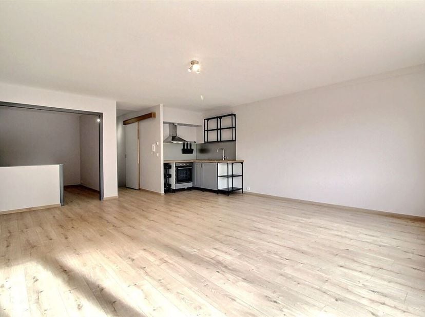 Appartement entièrement rénové en plein coeur du centre-ville de Mouscron avec deux places de parking