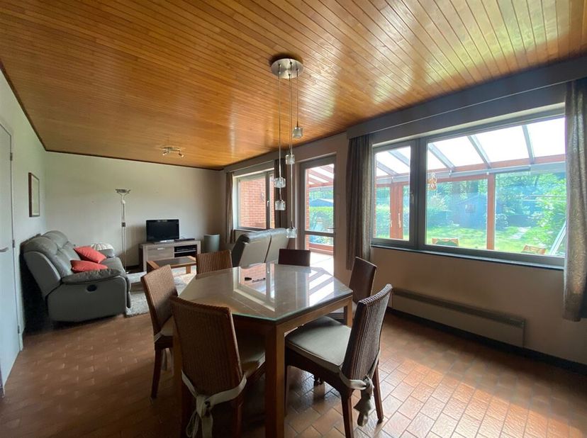 Jolie maison mitoyenne située dans un quartier résidentiel sur 3 ares 06 centiares à 3 minutes du centre-ville de Tournai, des grandes surfaces commer