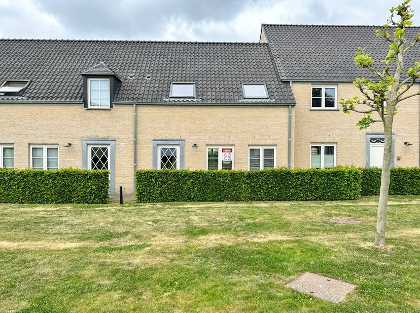 Deze recente woning bevindt zich in een rustige groene woonomgeving, vlakbij het centrum van Lichtervelde.&lt;br /&gt;
Indeling:&lt;br /&gt;
GELIJKVLOERS - inkomh
