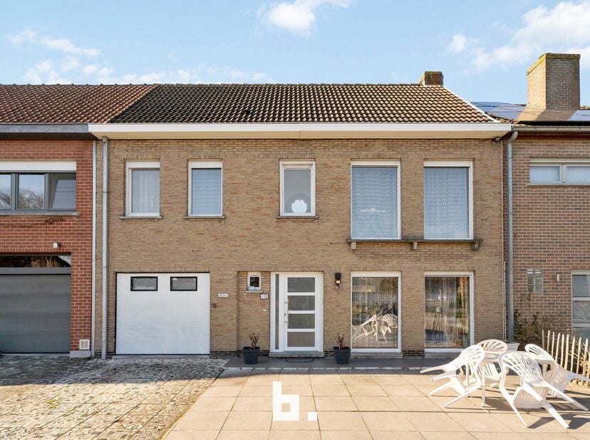 Deze instapklare gezinswoning, gelegen in een rustige woonwijk en weg van de straat, biedt een perfect evenwicht tussen comfort en moderne afwerking.&lt;