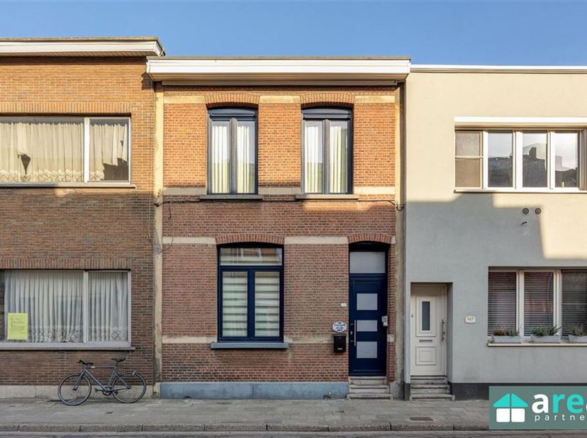 Deze instapklare ééngezinswoning is gelegen in een rustige buurt te Hoboken, vlakbij de Hobokense Polder! Op wandel- en fietsafstand van scholen en su