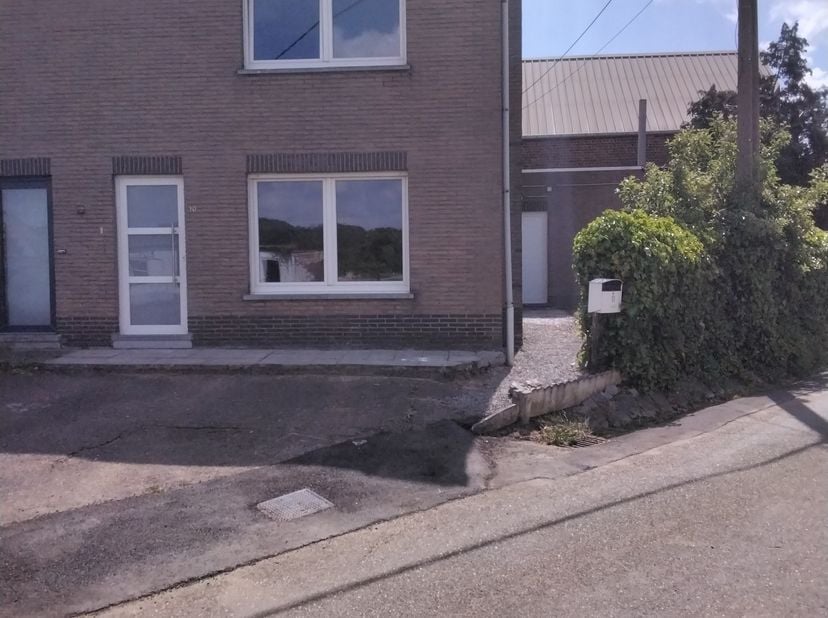 Wil je op eigen benen staan en niet huren? Dan is deze instapklare halfopen woning iets voor jou. De woning is gelegen in het rustige Assent, in een d