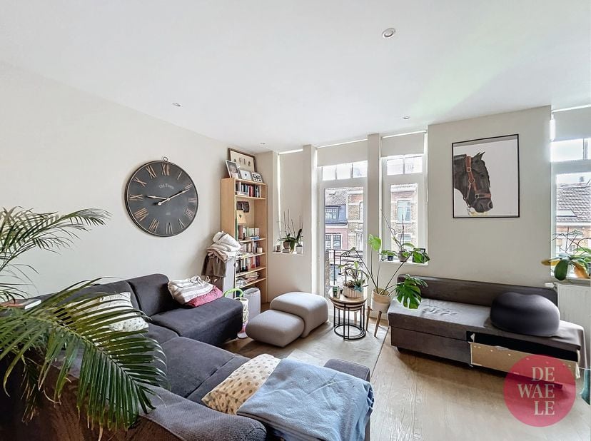 Etterbeek  À louer, duplex 2 chambres, 2 salles de bains, situé à proximité immédiate de lULB et de la VUB - 80m² + + terrasse&lt;br /&gt;
Ce superbe duplex