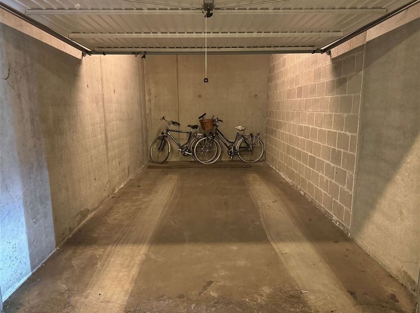 Afgesloten garagebox in residentie Kloosterbempden. &lt;br /&gt;
Bent u op zoek naar een veilige en afgesloten plek voor uw wagen, motor, of extra opslagrui