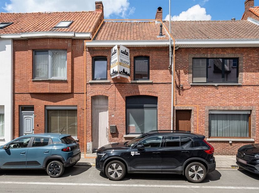 Te koop in het hart van De Klinge: instapklare woning gelegen op het adres Heidestraat 131. Deze gesloten bebouwing werd volledig gerenoveerd en combi