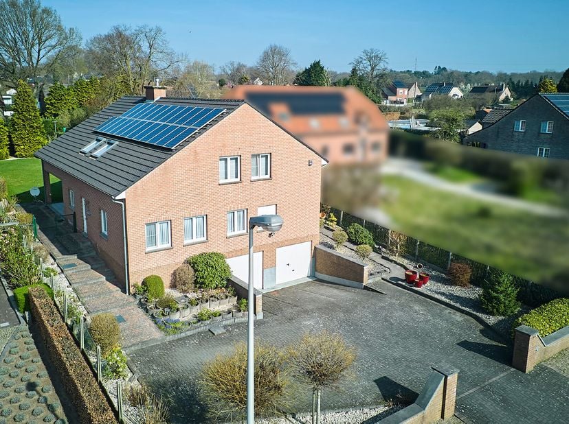 Deze riante gezinswoning bevindt zich op een knap perceel van +- 12 are in een doodlopende straat te Houthalen en telt maar liefst 354 bruikbare vloer