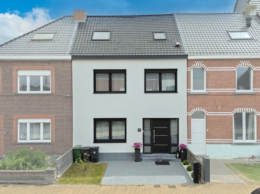 Welkom in de Brandweerstraat 76, waar comfort, stijl en energiezuinig wonen samenkomen in deze volledig gerenoveerde gesloten bebouwing (2023) met een