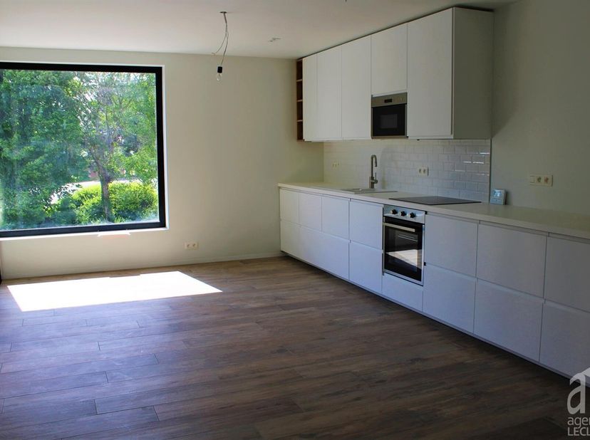 Très bien située, l&#039;agence Leclercq vous propose cette belle surface de 55 m² de haut standing.&lt;br /&gt;
La surface se compose comme suit :&lt;br /&gt;
Au 2ème