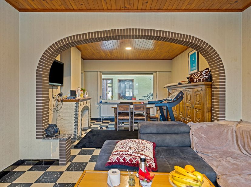 Deze op te frisse ruime woning is rustig gelegen in Mol-Millegem met goede bereikbaarheid naar het station, scholen, lokale winkels, ..., en heeft een