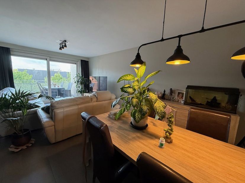 Goed gelegen (station, ziekenhuis, ... op wandelafstand) appartement in Mol met: 2 slpks, living-keuken, badkamer met douche in bad, berging en terras