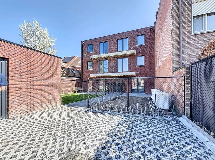 Gelijkvloers appartement&lt;br /&gt;
- Woonkamer op tegel&lt;br /&gt;
- Open keuken hoogwaardig afgewerkt met een inductiekookplaat, dampkap, vaatwasser, vriezer,