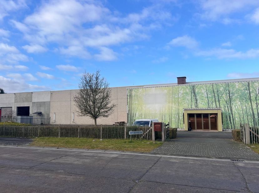 Dit bedrijfsgebouw is gelegen vlakbij de op- en afrit van de A10 te Oostende en bestaat uit ongeveer 3.100m² magazijnruimte (productiehal) en 1.200m²