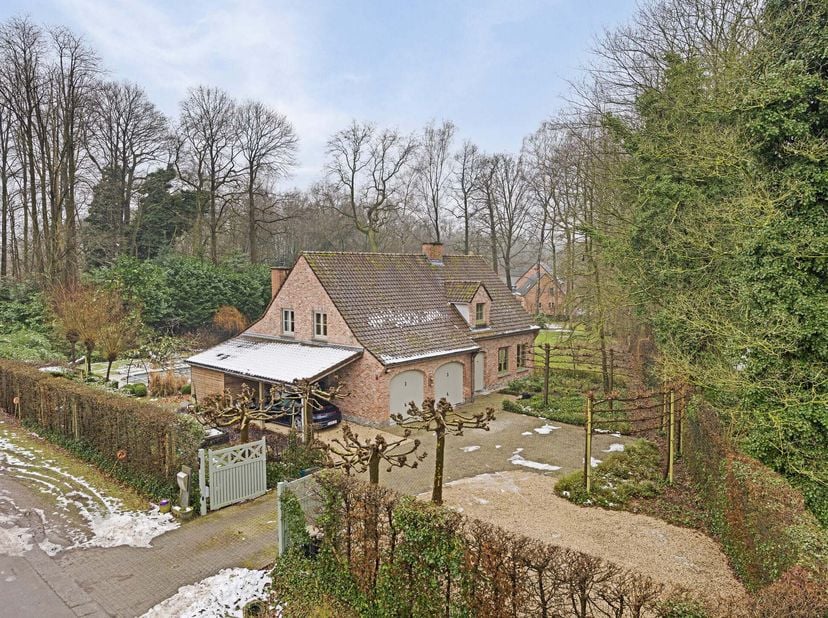 Droomt u van een rustig gelegen woning in een prachtige omgeving? Deze villa in Bois de Strihoux, gebouwd in 1996, biedt het allemaal. Gelegen in een