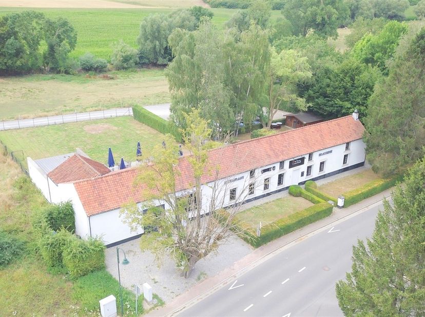 Locatie :&lt;br /&gt;
 Op een steenworp afstand van de snelweg E429, afslag Rebecq-Quenast, in een zeer mooie, rustige woonwijk, in het hart van het Brabant