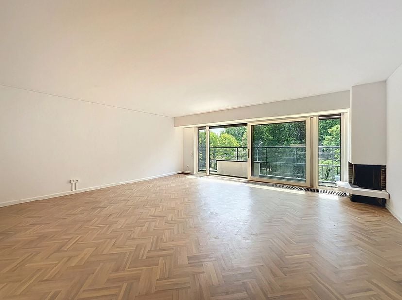 Ce bel appartement est situé au quatrième étage et offre une vue phénoménale sur le parc de la Citadelle depuis le salon et une vue sur l&#039;abbaye histo