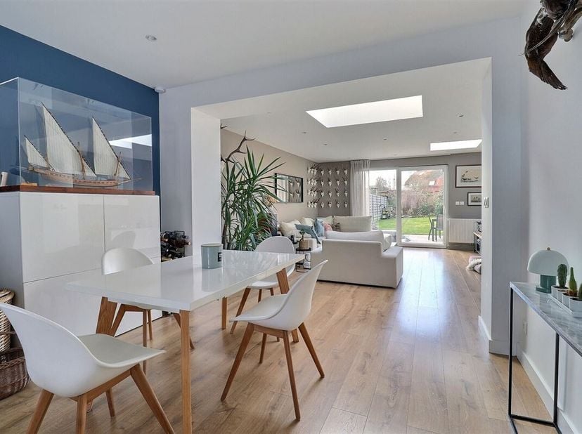 Jolie maison de ville refaite à neuf comprenant hall d&#039;entrée, vaste séjour avec cuisine équipée ouverte, cellier, WC séparé et jardin avec terrasse a
