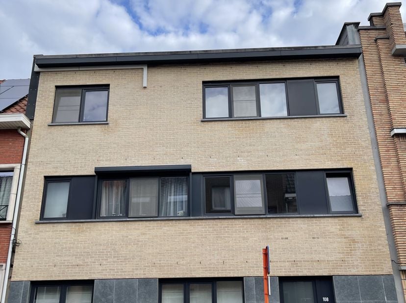 KORTE INLEIDING&lt;br /&gt;
Kom binnen in dit lichtrijke appartement met heerlijk terras dat uitkijkt op groen, dat gelegen is net buiten het historische ce