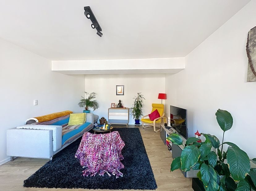 Dit lichtrijke appartement bevindt zich op de tweede verdieping van een verzorgd en kleinschalig gebouw. Dankzij de centrale ligging geniet u van alle