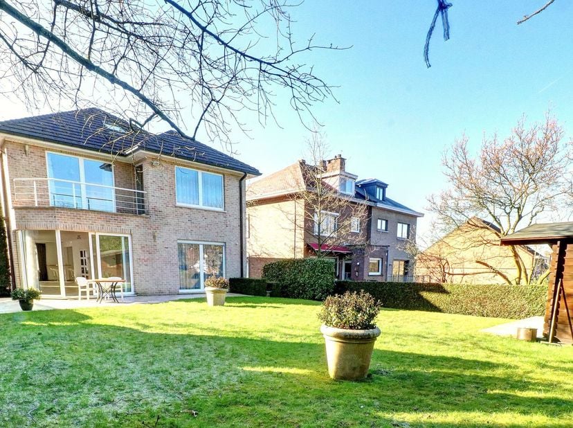 Magnifique villa 4 façades d&#039;une superficie habitable de +- 415m², avec jardin et terrasse (+-450m²).&lt;br /&gt;
- Au rez-de-chaussée, nous avons un grand