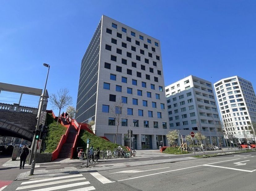 972m² de bureaux entièrement équipés dans la tour Kievit (extensible à 3 888m² de bureaux) Emplacement : Singel et Ring à 1,5km ; arrêt de bus et de m