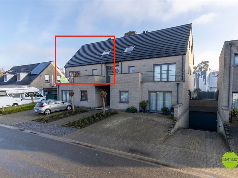Instapklaar duplex appartement met terras en 2 autostaanplaatsen&lt;br /&gt;
Ontdek dit instapklare duplex appartement, gebouwd in 2008, met een bewoonbare