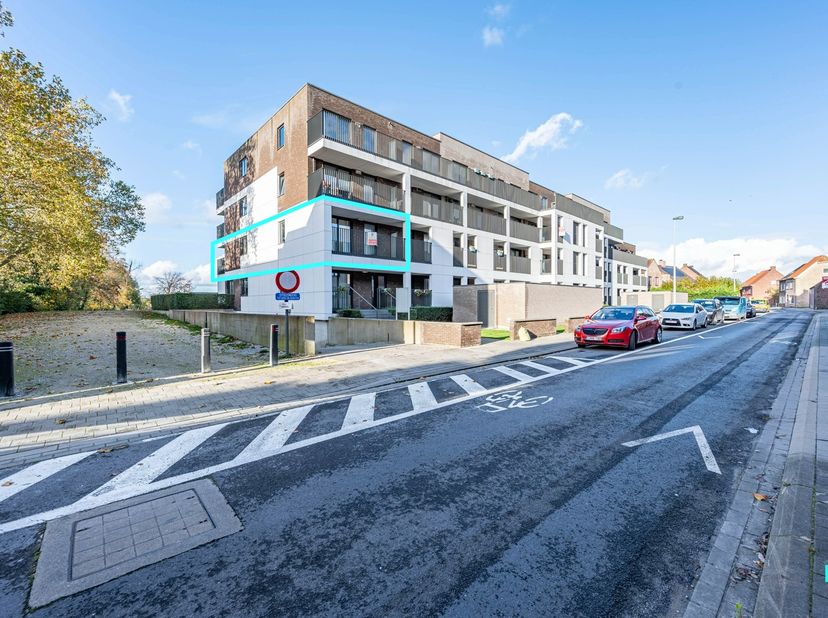 Ontdek dit prachtig tweeslaapkamerappartement, gelegen op de eerste verdieping van een hedendaagse residentie. Met een bewoonbare oppervlakte van 80 m