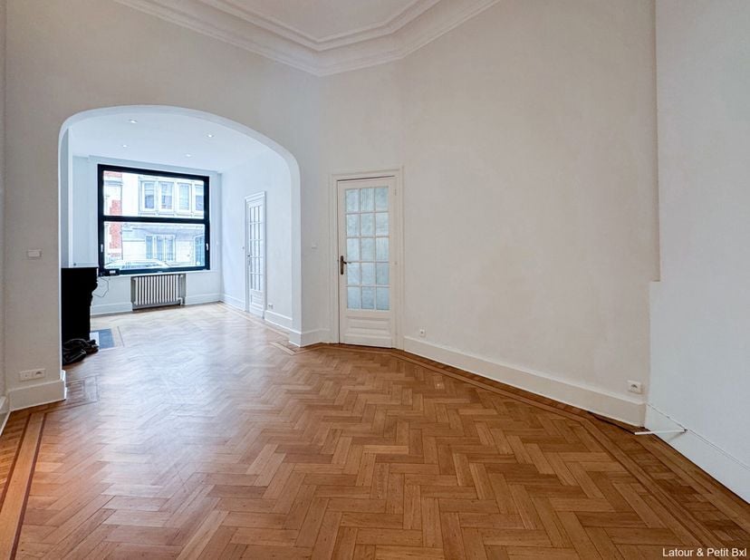 IXELLES, ideaal gelegen dicht bij de Châtelain, de vervoersverbindingen van de Avenue Louise en het rustige Bois de la Cambre, dit lichte art deco HUI