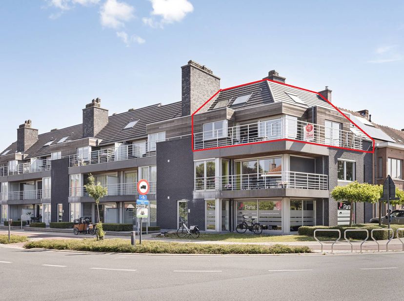 Découvrez cet appartement prêt à emménager, idéalement situé au cur de Rumbeke, à quelques pas des commerces, des écoles, des transports en commun et