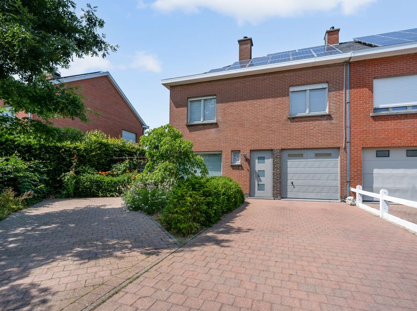Instapklare halfopen woning met prachtig verzicht te koop in Moorsele!&lt;br /&gt;
We betreden de woning via de inkomhal met gastentoilet en komen terecht i