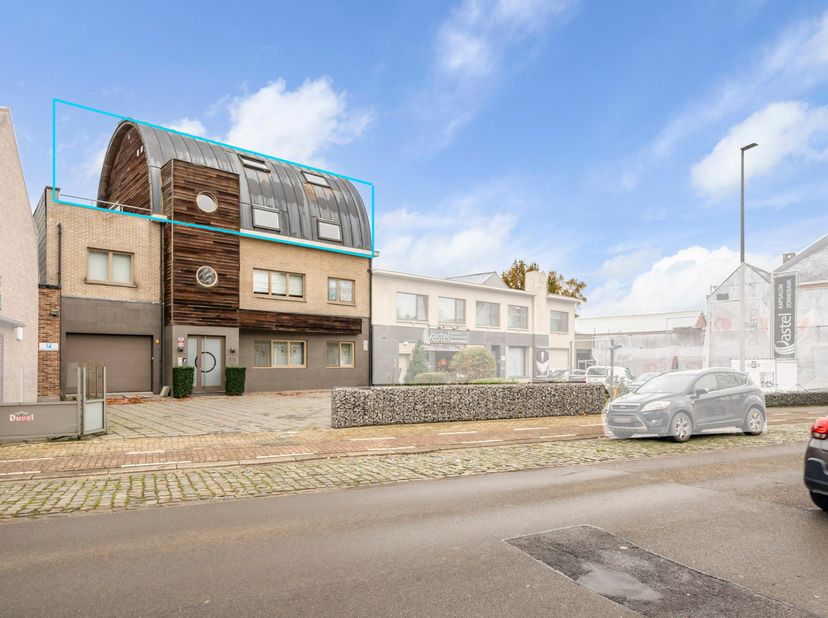 Ontdek dit prachtige duplex dakappartement, ideaal gelegen in het hart van Belsele, in een kleinschalige residentie. Dit unieke appartement biedt alle