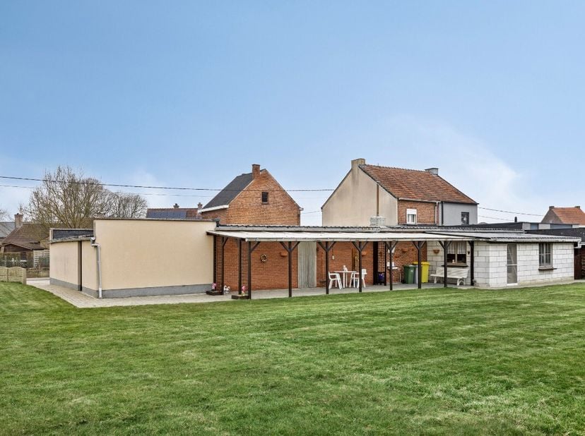 Belle propriété avec de nombreuses possibilités à Kortenaken, Waanrode Située sur un terrain de 13are 92ca orienté vers le nord dans le village pittor