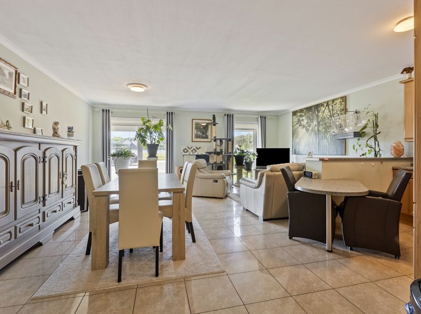 Ontdek dit goed onderhouden gelijkvloers appartement in Maasmechelen, op de Oude Baan 303. Ideaal als interessante investering of comfortabel wonen op