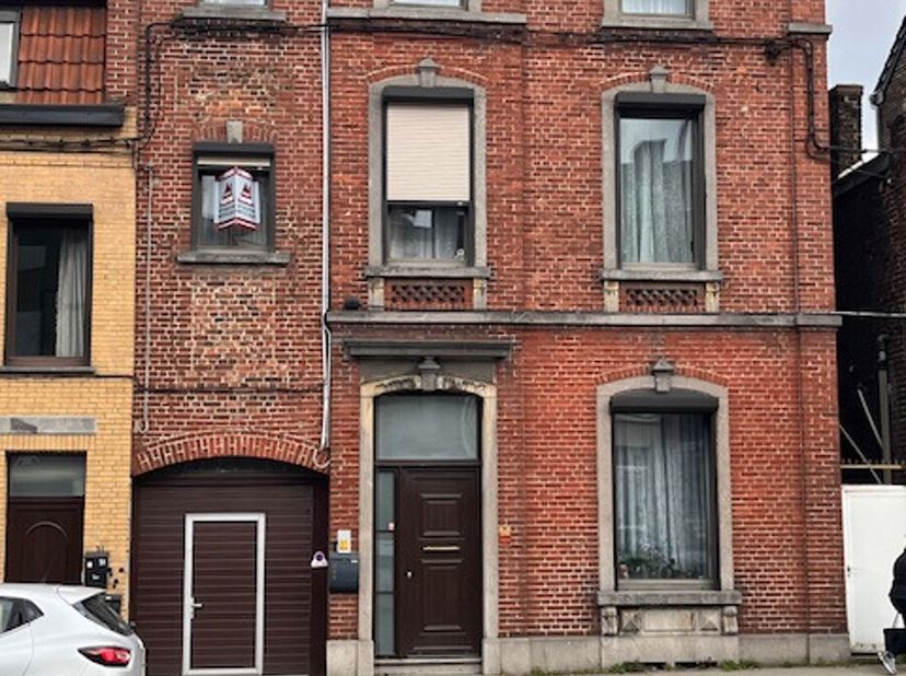 Couillet - à vendre très belle et spacieuse maison offrant de nombreuses possibilités (unifamiliale, colocation...) dont la surface habitable est de +