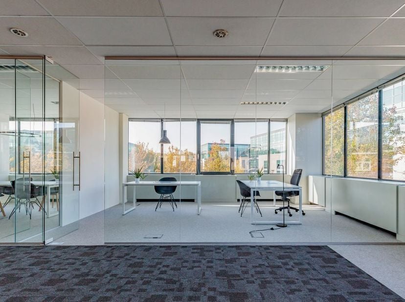 Moderne en instapklare kantoren van 180 m² te huur vlak bij de Woluwelaan (R22). De kantoren maken deel uit van het Everest Office Park bestaande uit