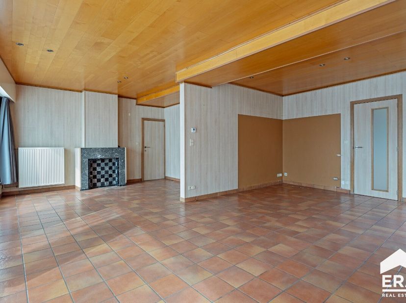 Gezinswoning met atelier/garage en 4 slaapkamers op 733 m²Op zoek naar een ruime woning met extra ruimte voor een hobby, zelfstandig beroep of royale