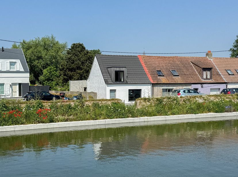 Volledig vernieuwde halfopen woning te koop, idyllisch gelegen langs het kanaal Plassendale-Nieuwpoort te Leffinge. Deze woning ligt op een mooi perce